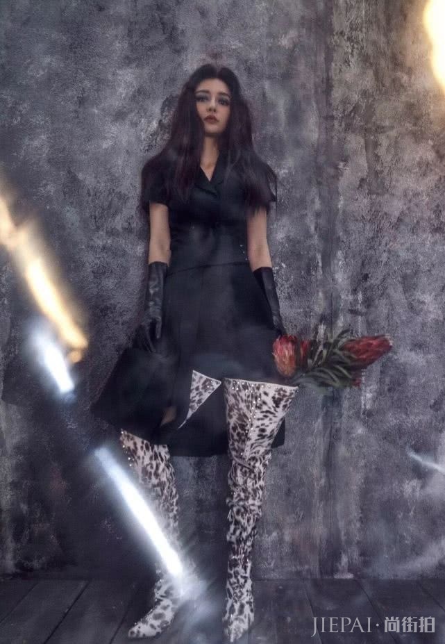 Angelababy一抹芭比粉轻轻松松hold住了西装配长裙，有颜真好