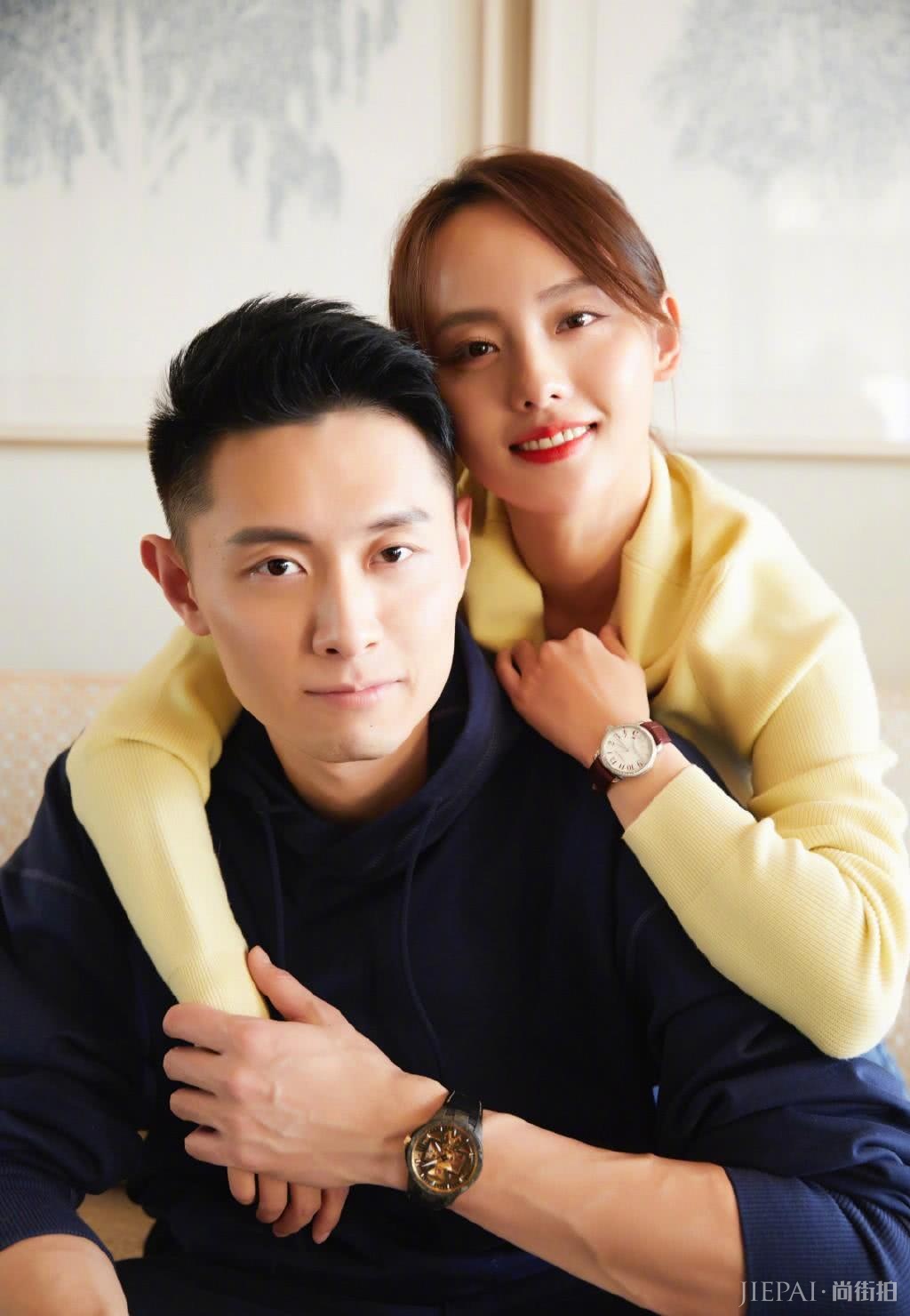 张嘉倪双排扣大衣配宽松休闲裤,同框老公秀恩爱,回头比心超甜蜜