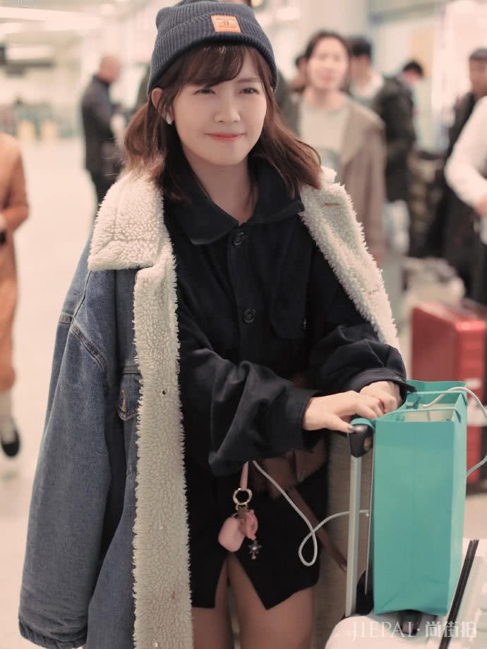 153cm的赖美云羊羔毛大衣披身上，霸气御姐范十足