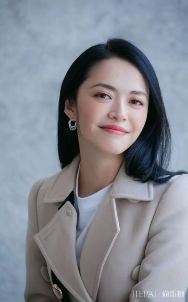 姚晨白色连衣裙配米色大衣，知性又优雅！