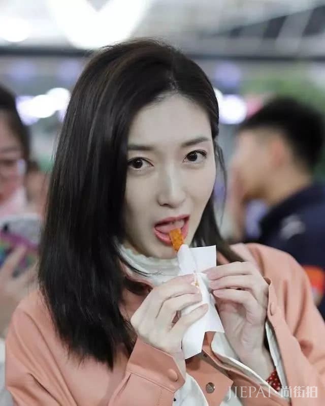 江疏影化身“粉红水蜜桃”，机场狂吃“辣条”，笑成表情包！