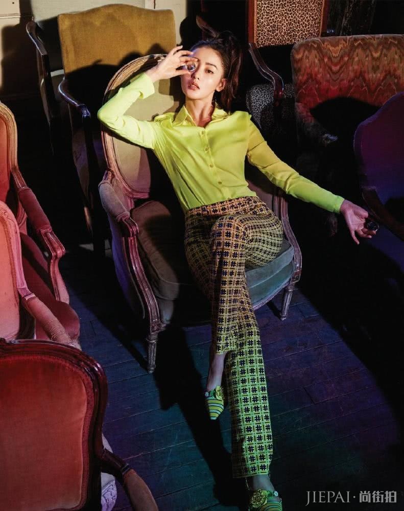 张天爱穿拼接大衣配休闲裤，脚放窗台上霸气十足