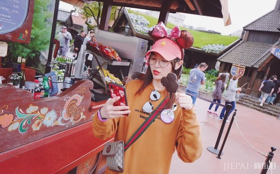 唐嫣穿橘色卫衣戴超萌头饰，是嫁给爱情的样子