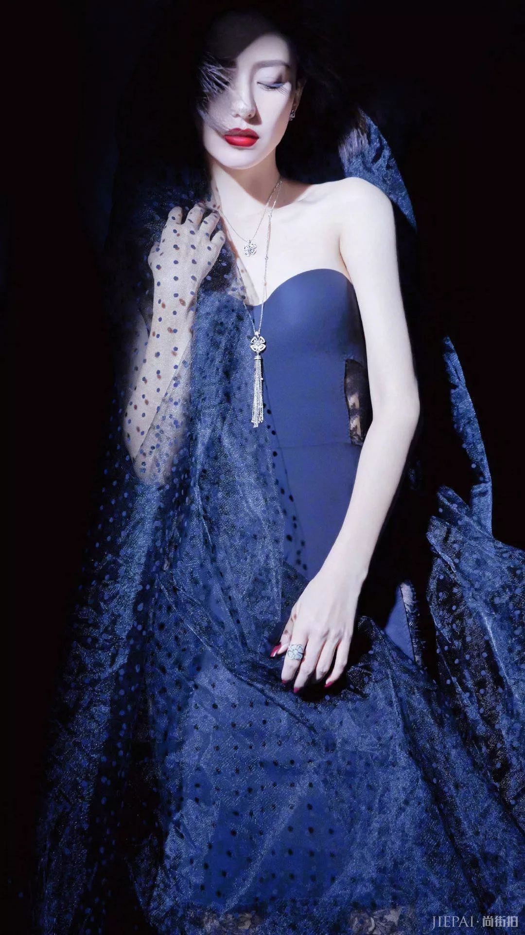 佟丽娅深v红唇太撩人,意外获封“冰美人”!