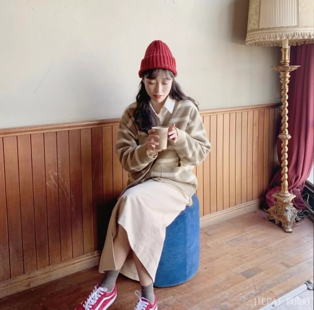针织衫要会穿简直能美爆一条街!百褶裙+老爹鞋搭配起来更好看