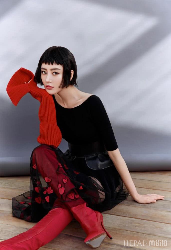 张天爱穿拼接大衣配休闲裤，脚放窗台上霸气十足