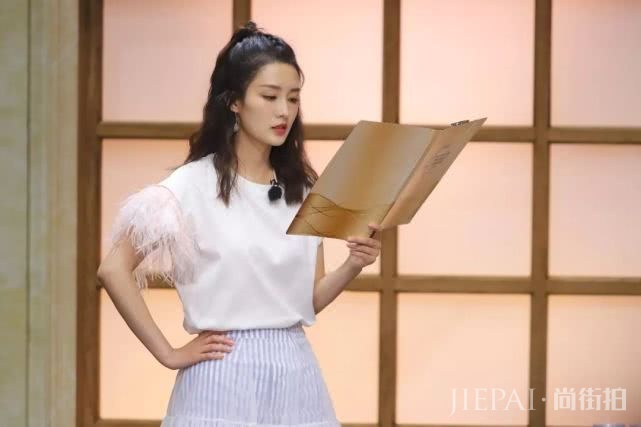 李沁“透视裙”配毛T恤现参加节目,网友直呼仙女下凡!
