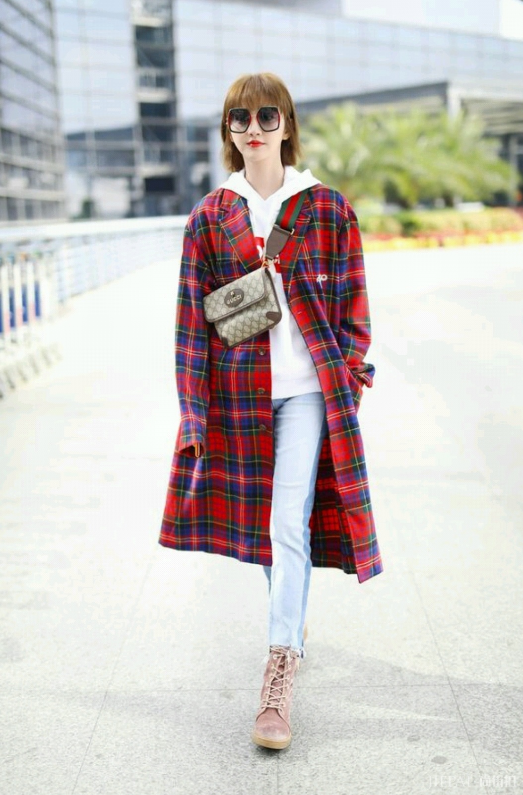 景甜穿毛衣配紧身裤亮相!优雅知性“倾国倾城”