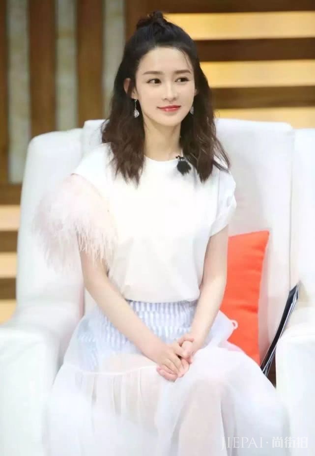 李沁“透视裙”配毛T恤现参加节目,网友直呼仙女下凡!