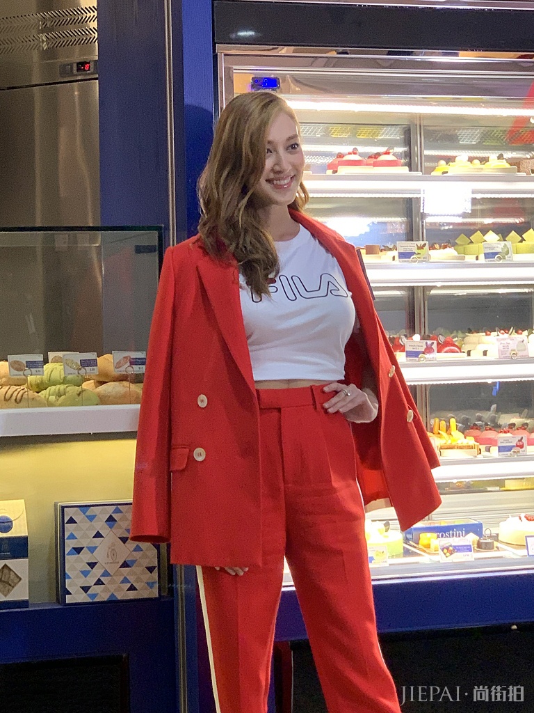 陈凯琳身穿红色细高跟鞋出席品牌开幕仪式