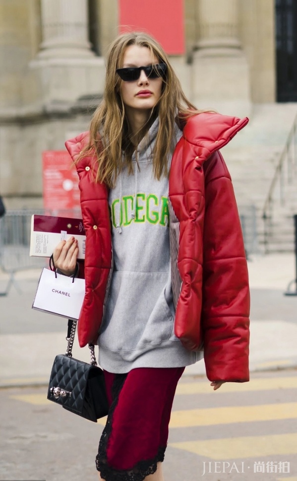 短款羽绒服怎么搭配 保暖娇俏何必做出选择