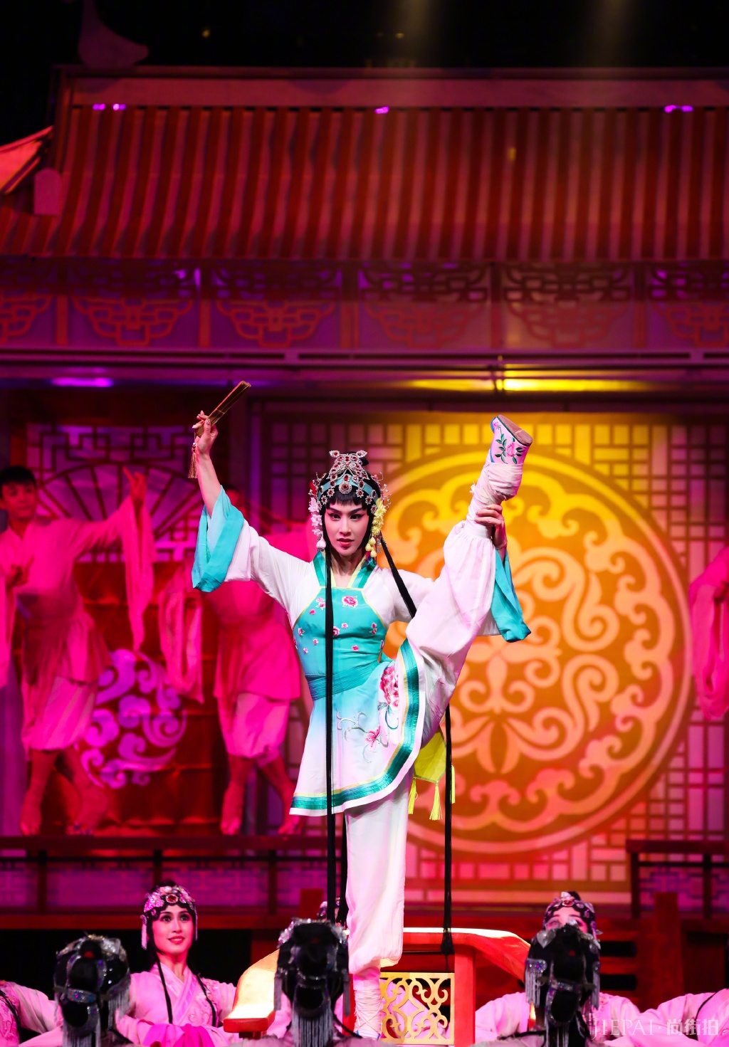 黄圣依身穿粉色大衣搭配白色卫衣,超减龄!