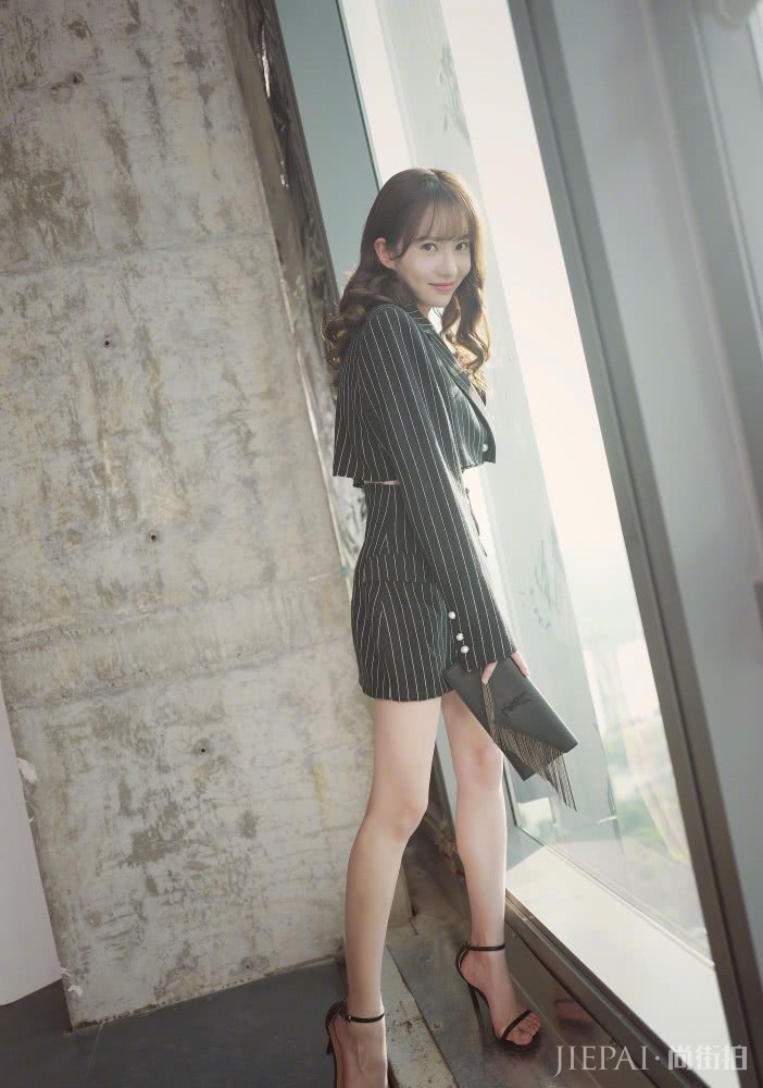 刘萌萌蓝色西装搭配半裙优雅又甜美，太有气质了！