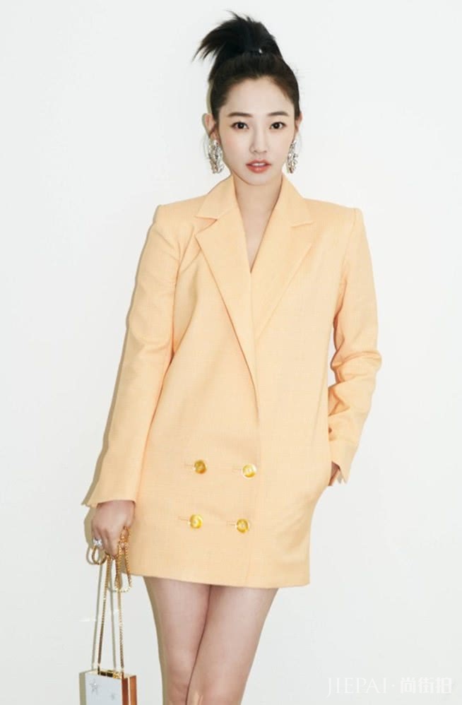 白百何穿搭的品味非常在线，优雅知性美