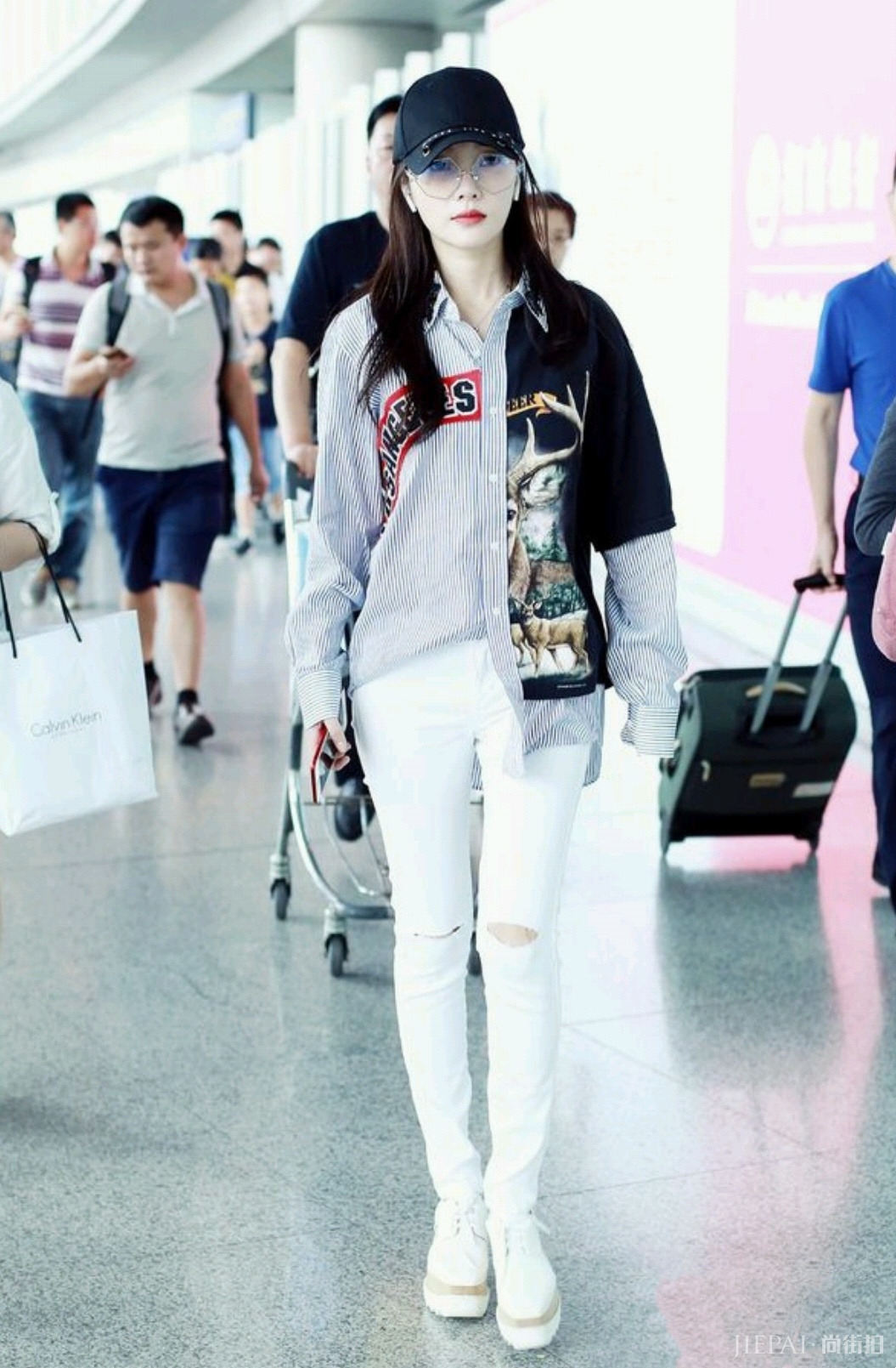 李小璐衬衣配半身裙演绎文艺范,太好看