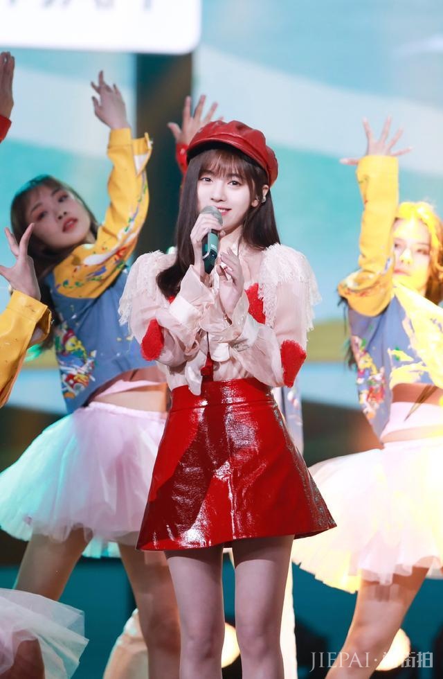 鞠婧祎关晓彤相差同穿红裙，腿长重要性