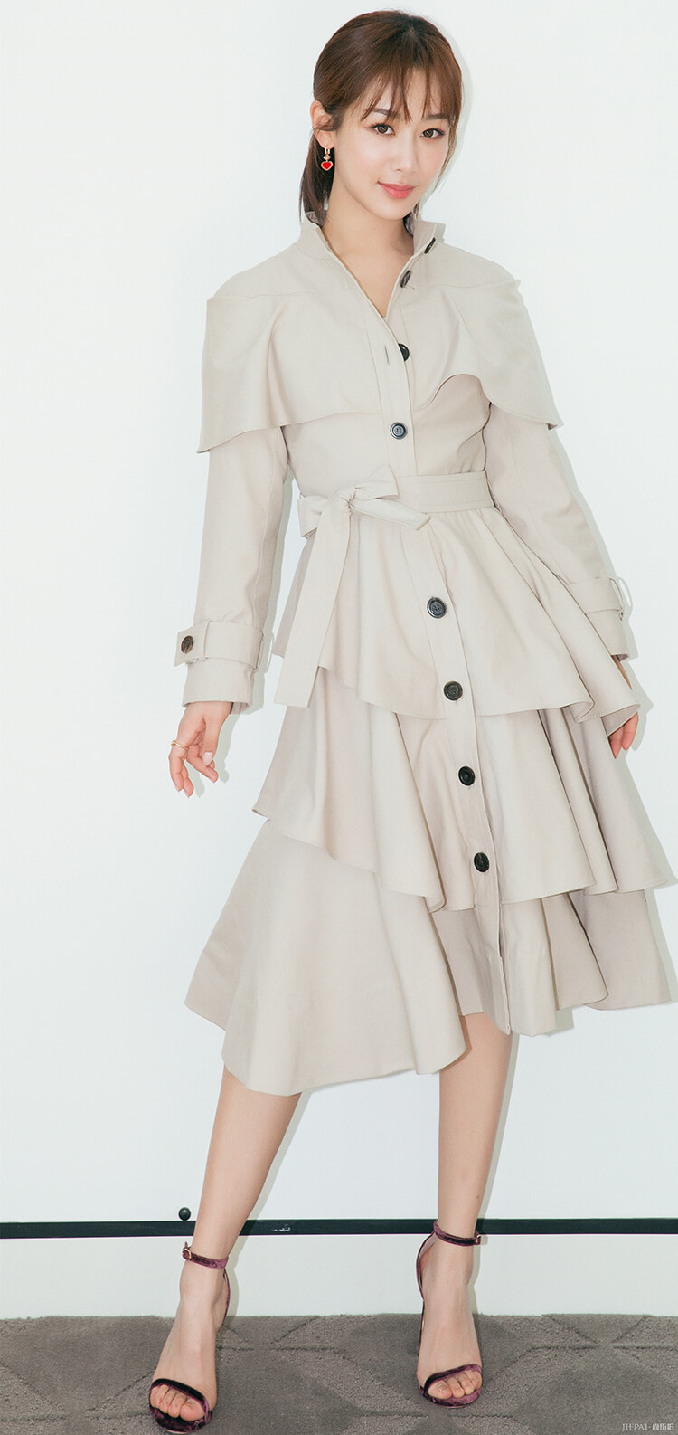 杨紫穿上风衣裙更成熟，才让人相信她26岁了！