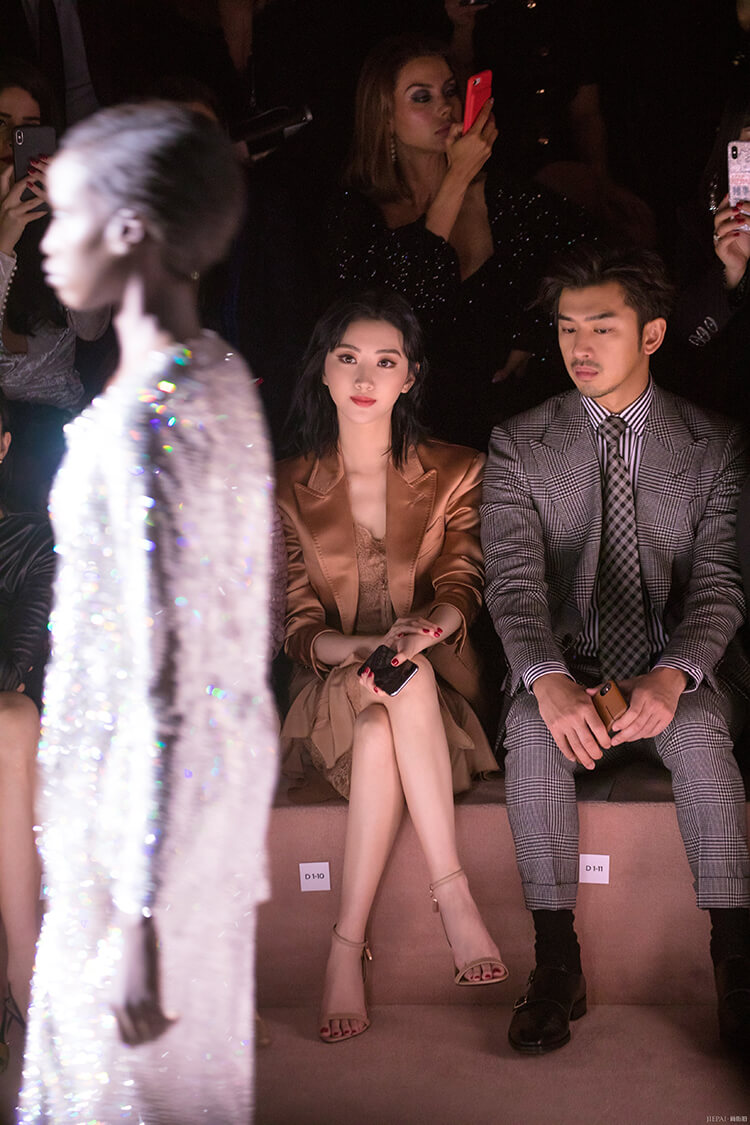 景甜大地色套装帅气又迷人，时装周头排看秀！