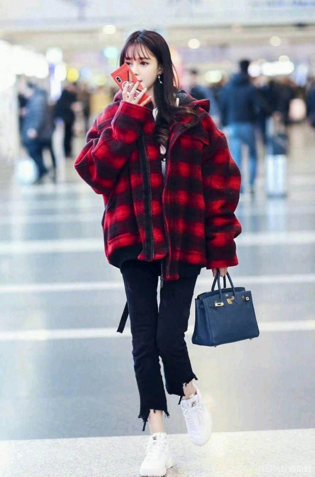 沈梦辰穿皮衣配格纹裙，意外减龄又时髦！