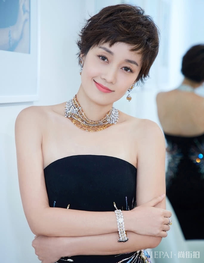 马伊琍才是“太阳女神”,礼裙上有个太阳系?
