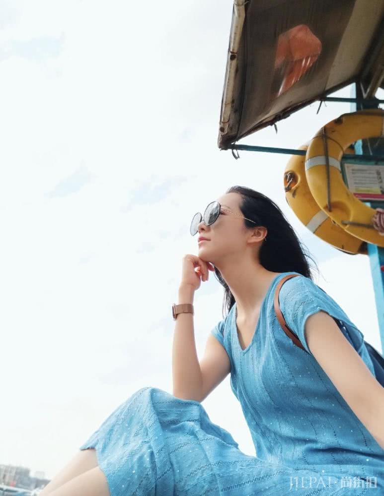 韩雪身穿蓝色宽松连衣裙，戴墨镜美的太有气质了！