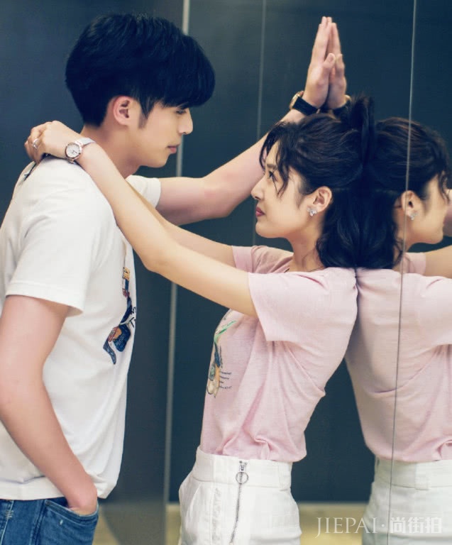 王双的私服穿搭居然这么好看,绿色毛衣时尚又清新