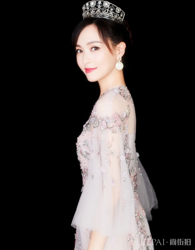 唐嫣变身女王范，很霸气