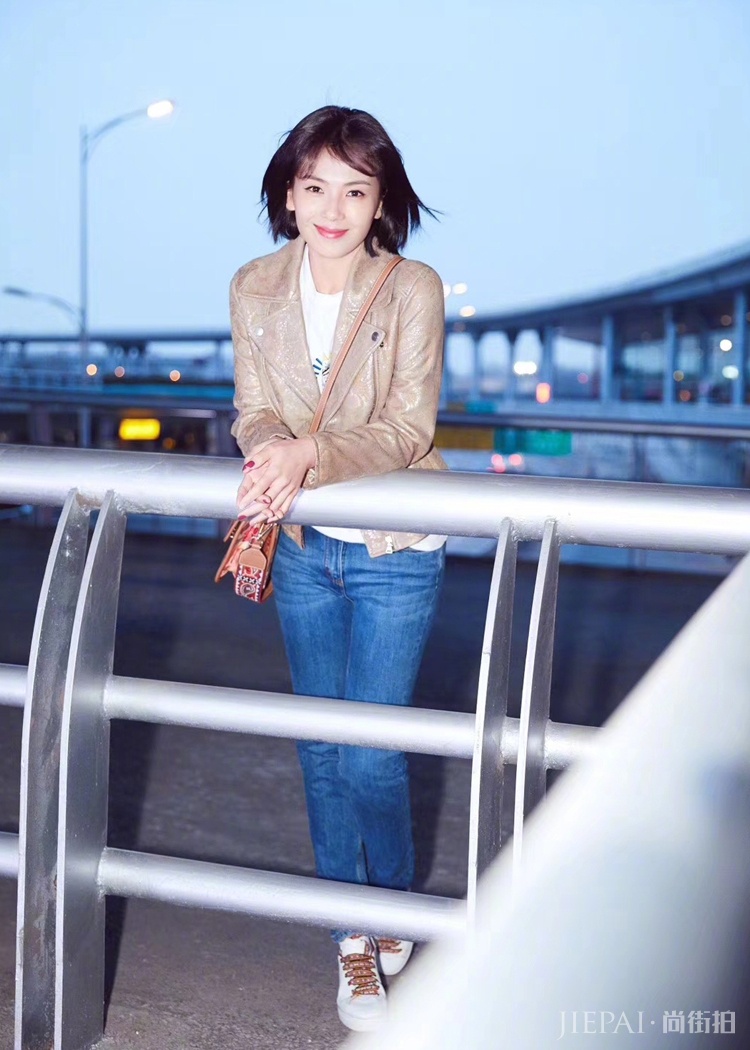 刘涛夹克配牛仔裤解锁新风格，更美了！