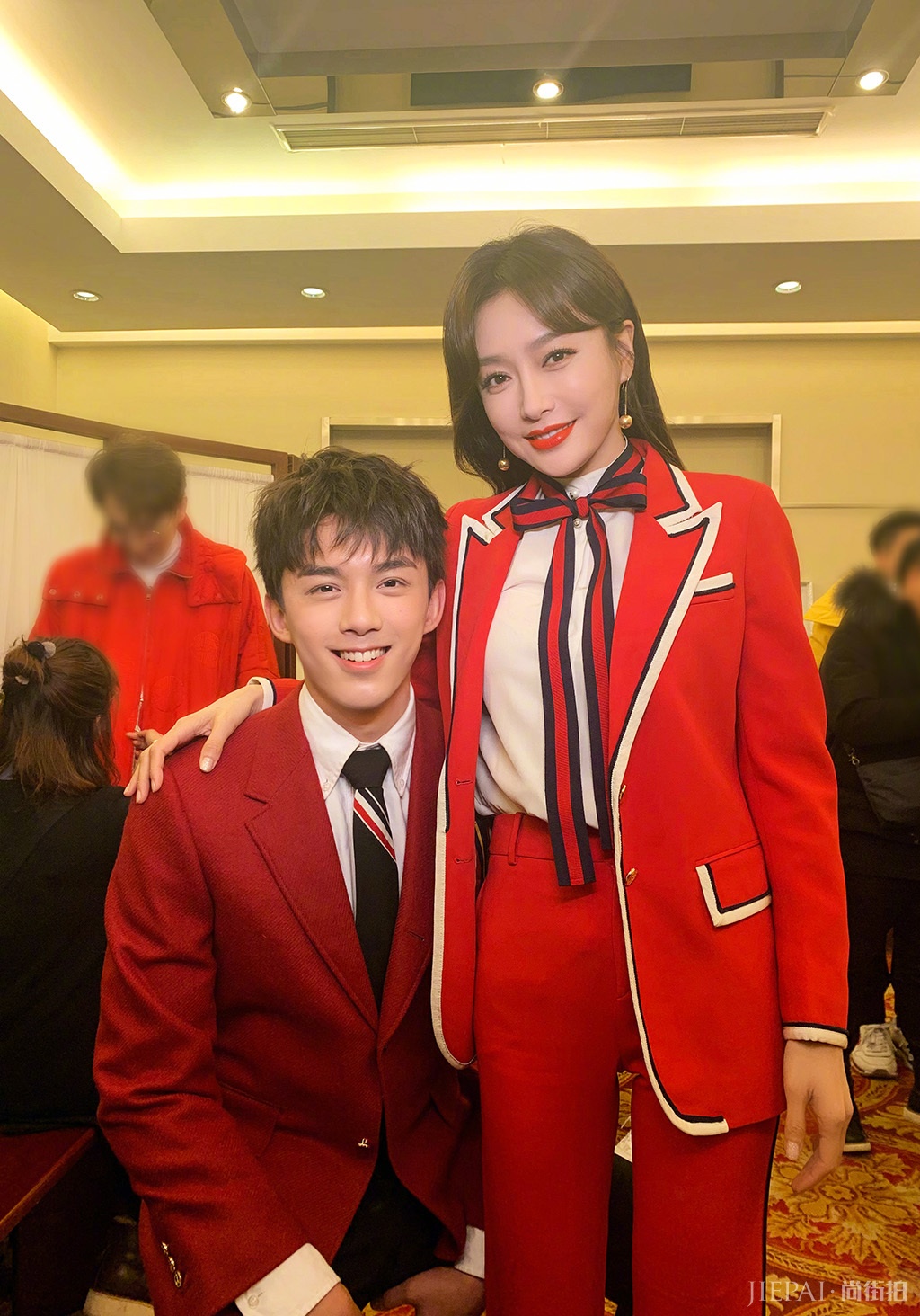 春晚秦岚西装率性优雅,景甜性感迷人,宛如梦中女神!