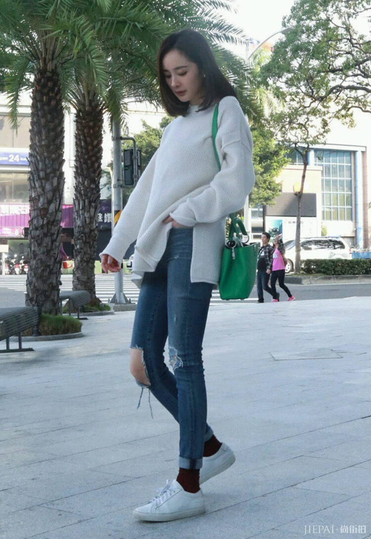 杨幂穿连体裤搭系带鞋走机场，女神又惊艳了