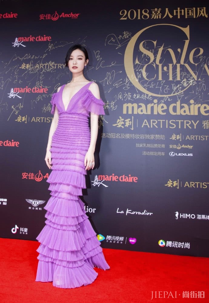 倪妮绿衣服look套装也能轻松hold住