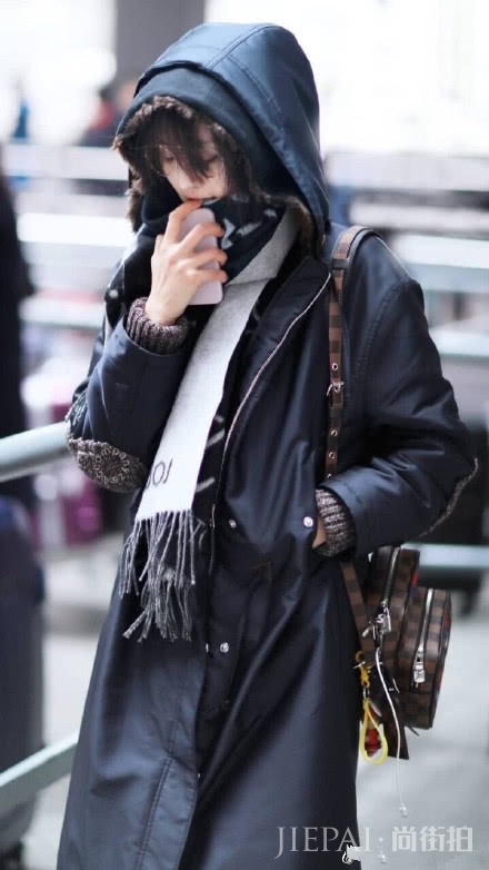 郑爽机场街拍 换了新发型,穿卫衣搭配棉外套依然仙气十足