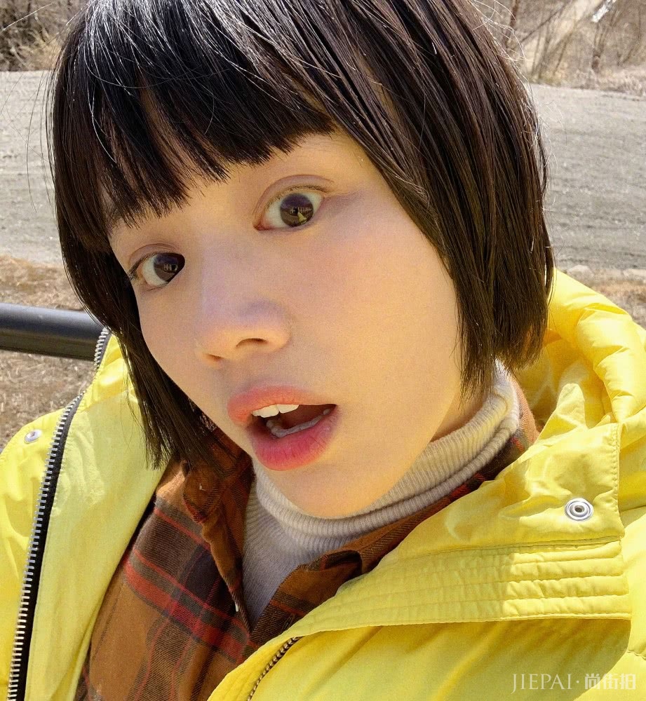 马思纯齐刘海短发搭配黄色衣服酷似小丸子!