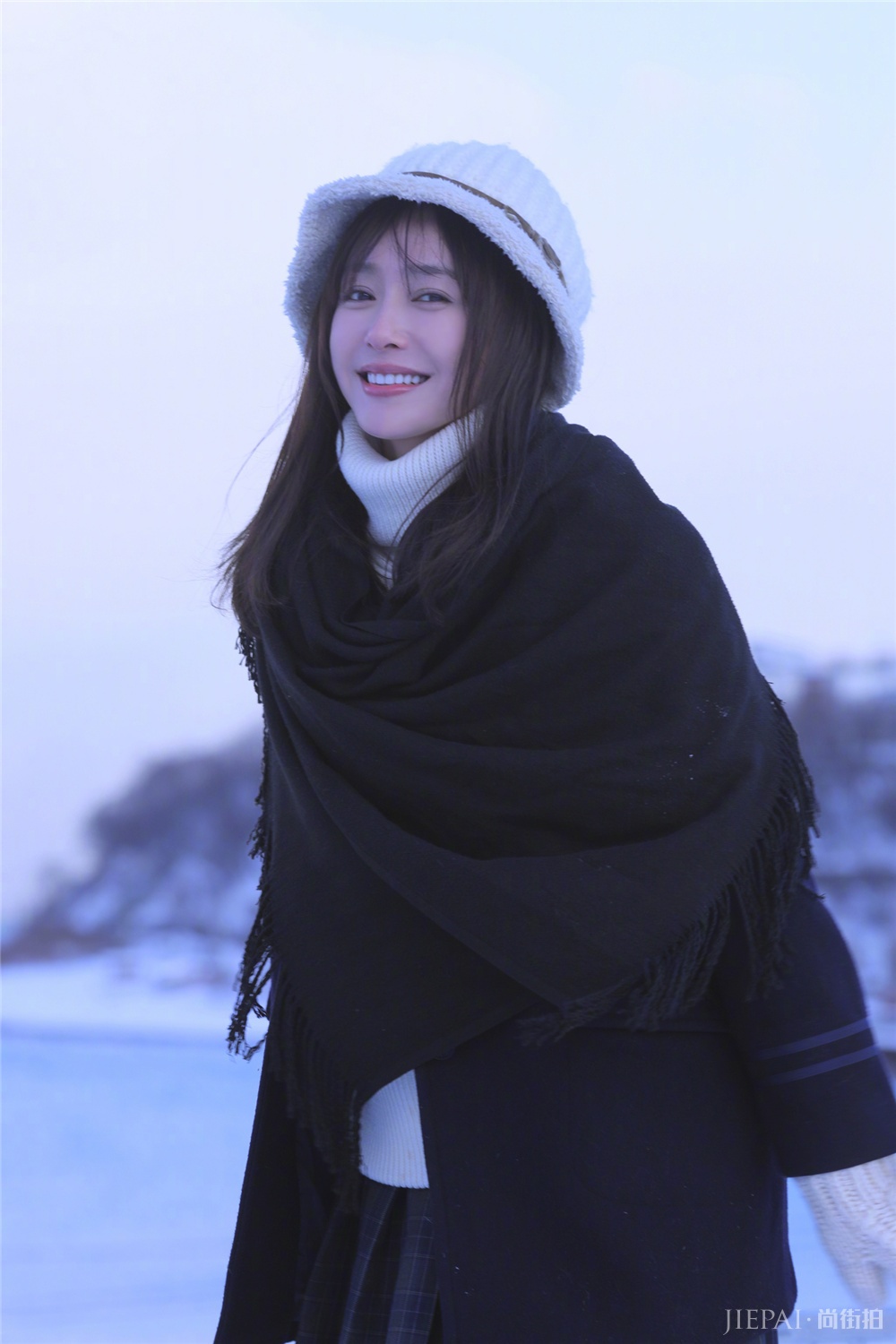 秦岚一身白加黑雪地里凹造型,少女感抢镜