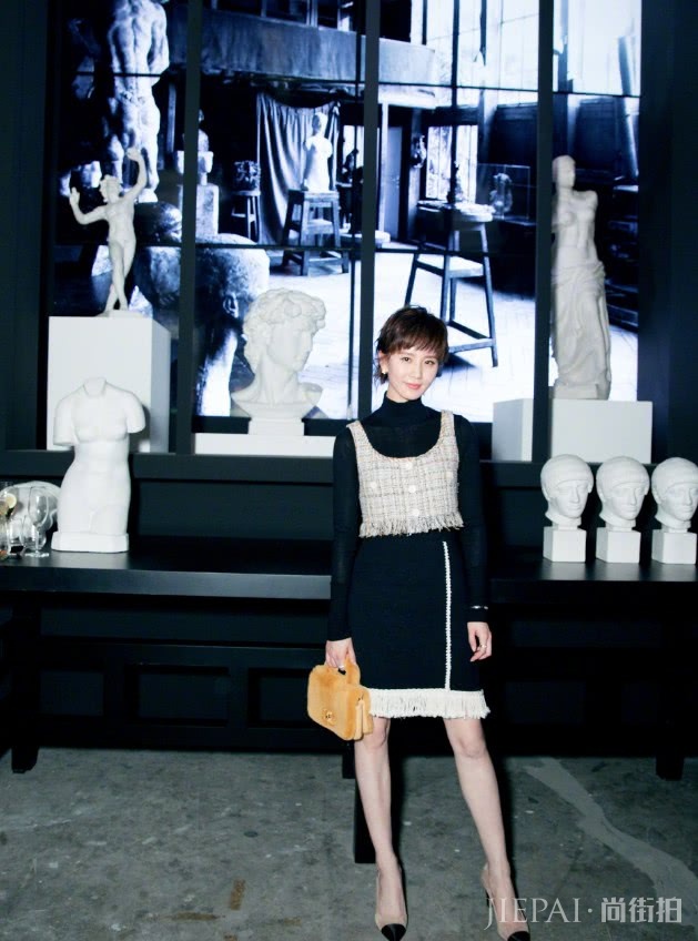 刘诗诗衬衫配A字裙,优雅的本人!