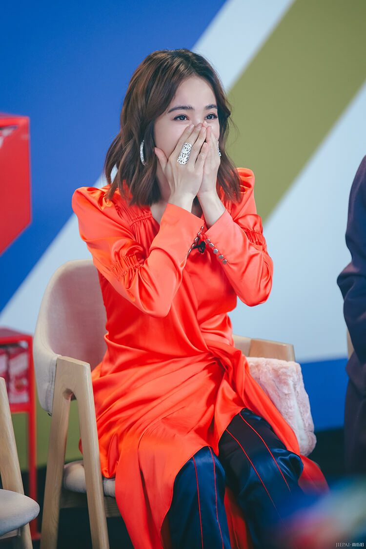 蔡依林穿真丝缎面连衣裙,少女感满满!