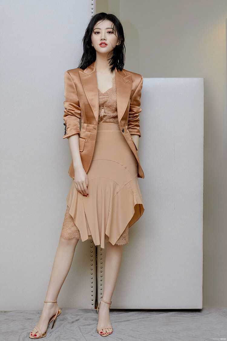 景甜大地色套装帅气又迷人，时装周头排看秀！