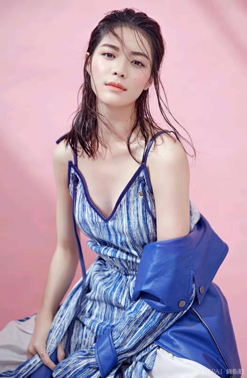 钟楚曦扎丸子头亮色连衣裙更甜美！