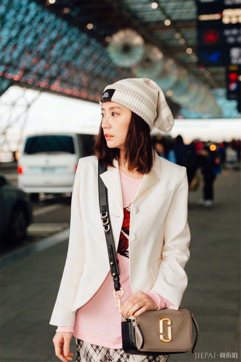 贾静雯穿格纹裙甜美清新，头戴针织帽嫩回20岁