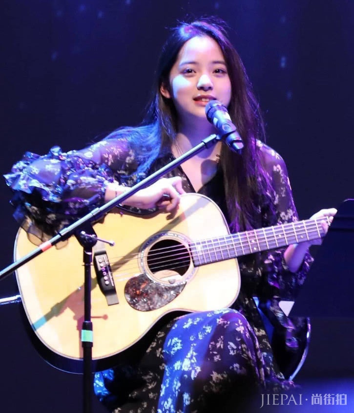 欧阳娜娜黑色的长裙都能穿出少女感，过于可爱了!