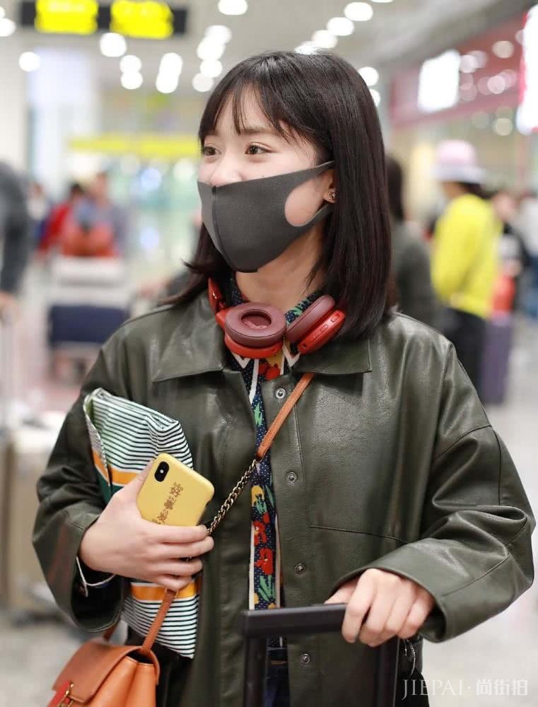 沈月机场街拍 穿绿色皮衣配宽松牛仔裤时尚又前卫