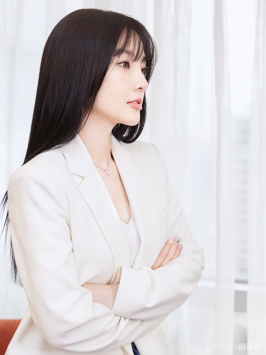 李小璐低调复出，穿西装清爽干练，连衣品都大变样了？