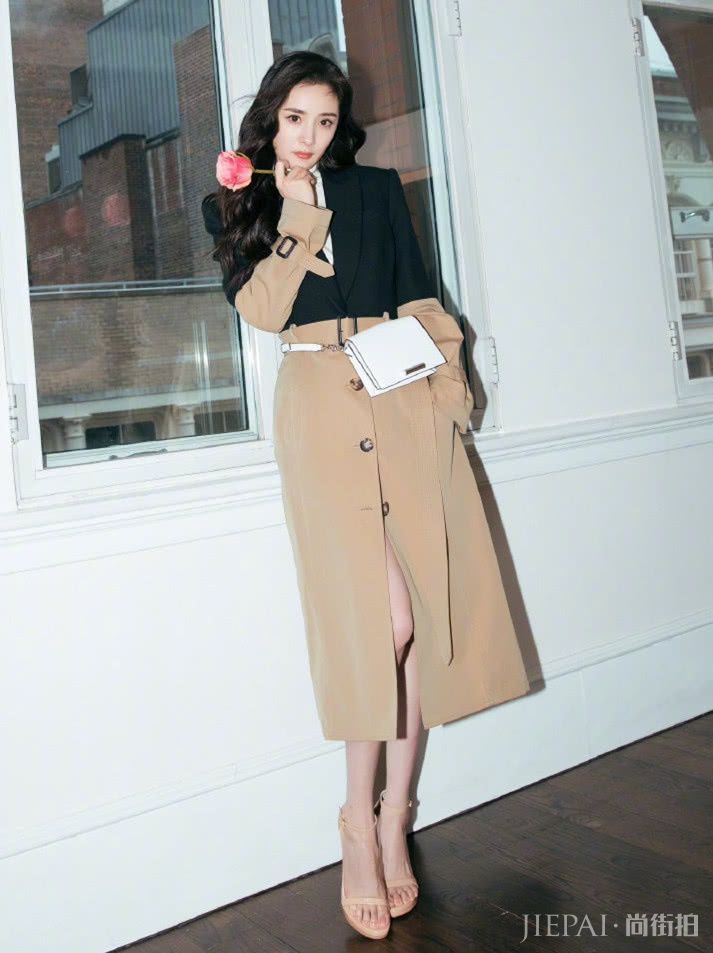 杨幂穿衣风格撞上关晓彤,同穿拼接大衣,你更喜欢谁的搭配呢?