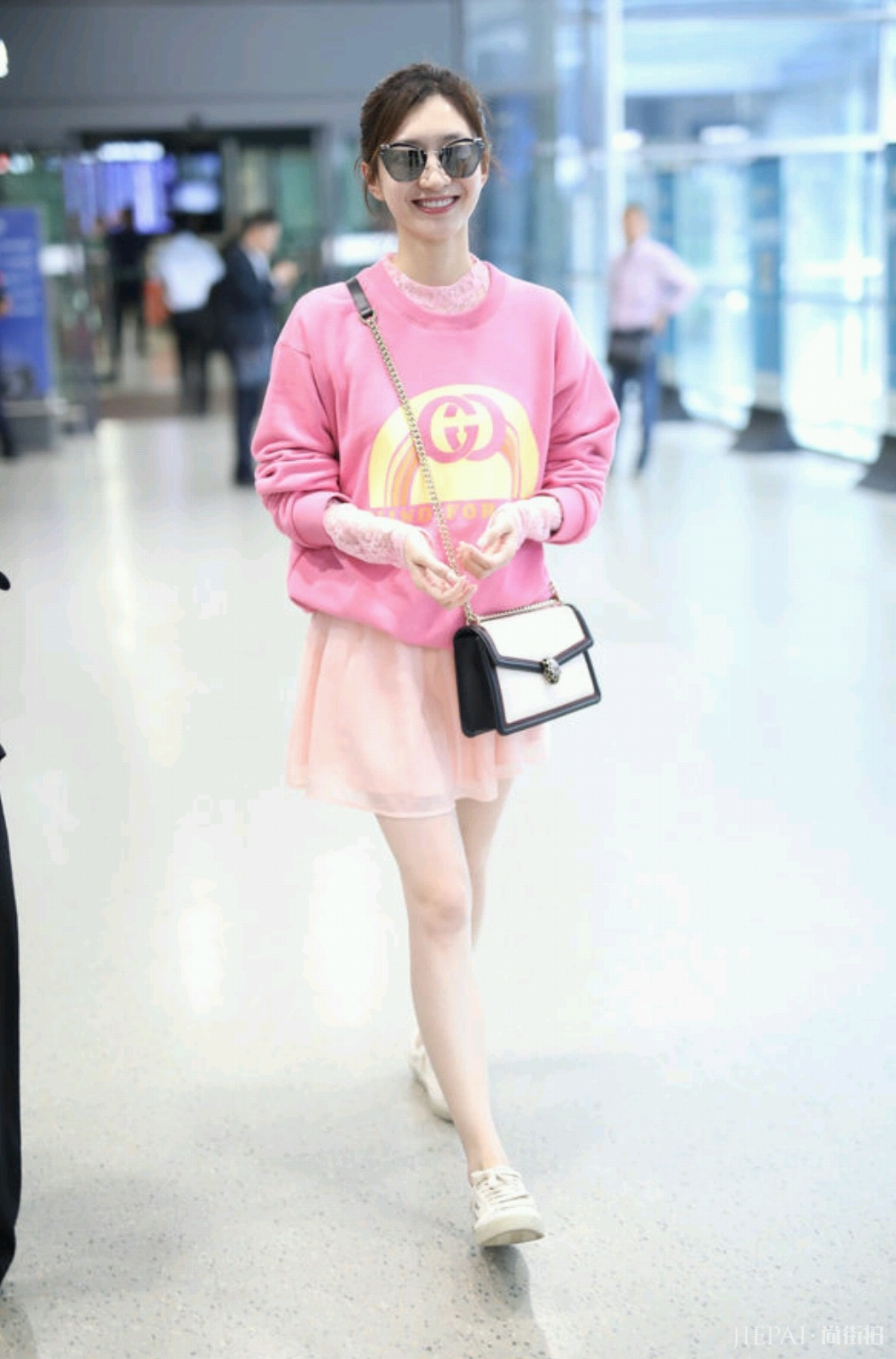 江疏影穿了一身粉色衣服,连气质都变不一样了!