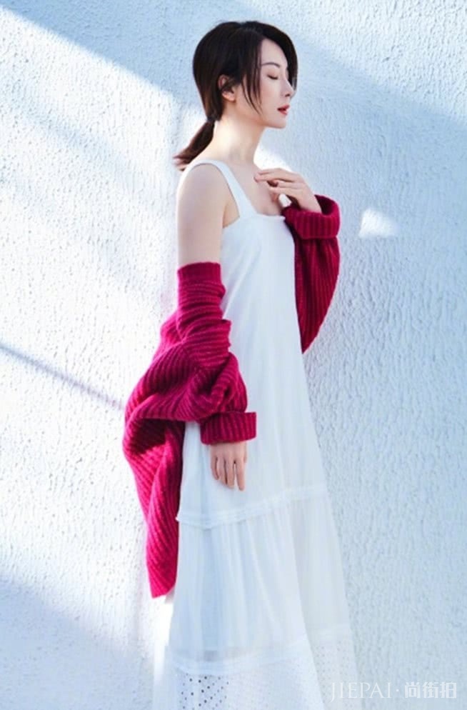 陈数透视衫+牛仔裤,轻松减龄可不止10岁