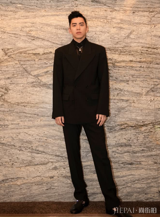 王大陆西装搭配透纱衬衫亮相,简直帅到不敢认!