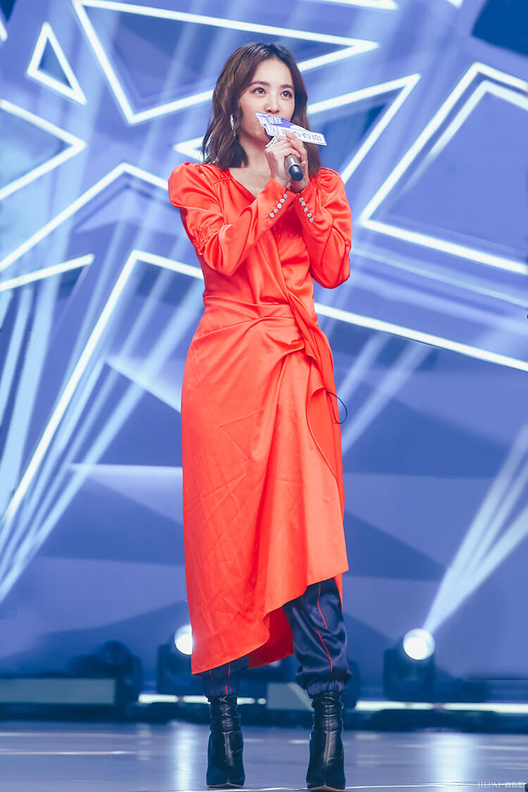 蔡依林穿真丝缎面连衣裙,少女感满满!