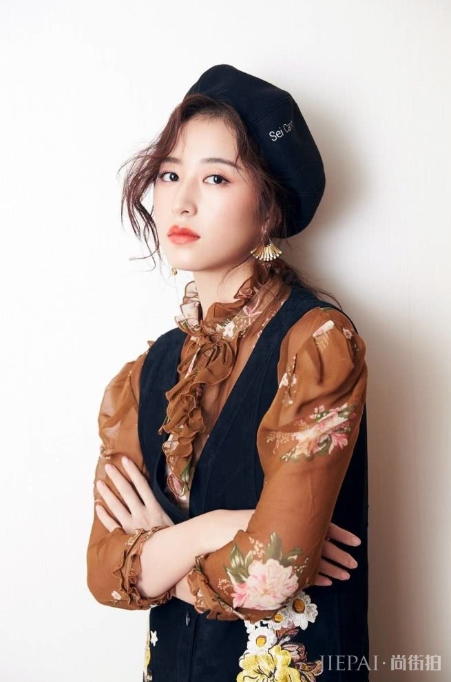 周雨彤把裤子缝到裙上穿，潮爆2019！