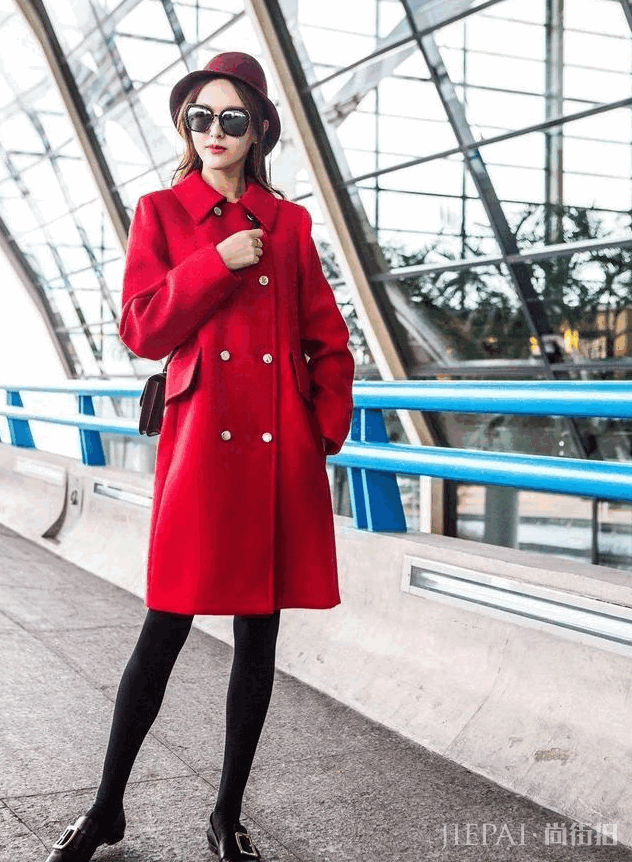 学会6款“红色”搭配，显白又减龄！