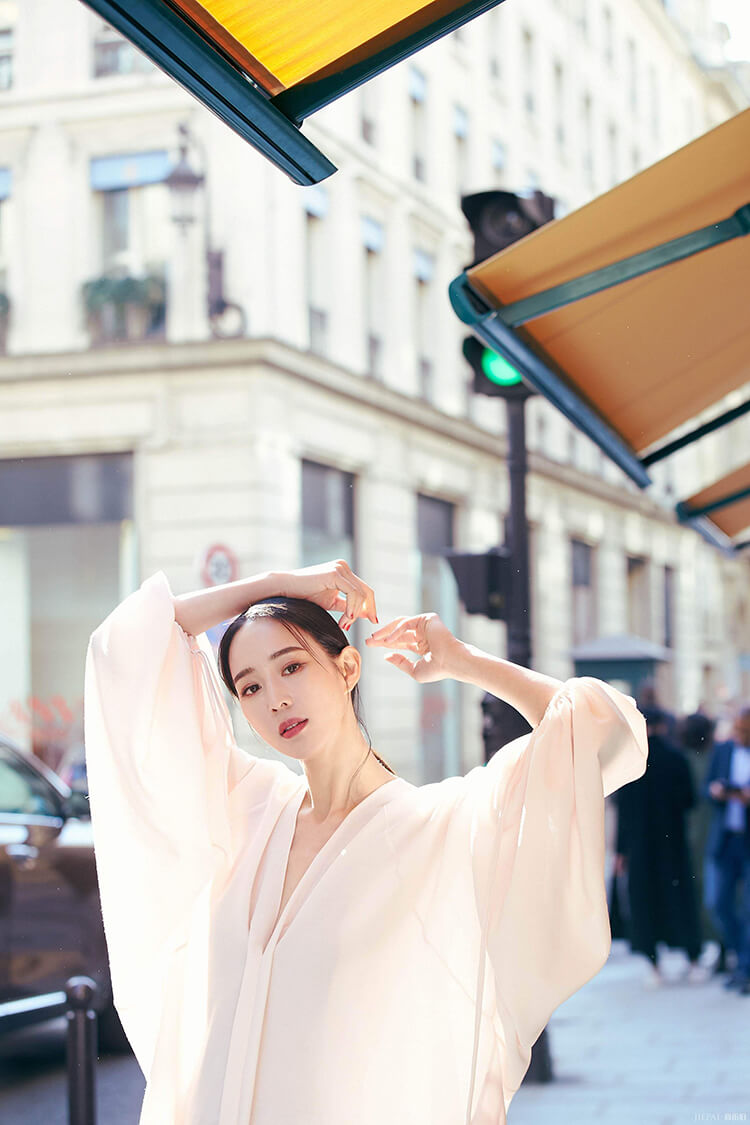 张钧甯长裙时尚亮相巴黎时装周